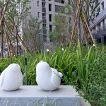 宜家公共藝術(shù)品-平凡的幸福/期待。麻雀寶寶仰望向藍天，目光盡是對美好未來的期待光芒。