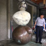 前往桃園工廠場堪，簡福榮總經(jīng)理(右一)確認(rèn)尺寸與上色的半成品。