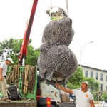 宜家公共藝術(shù)品-平凡的幸福/承擔(dān)，出動大型吊車，準(zhǔn)備安裝定位。