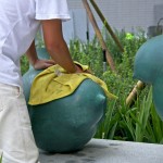 工作人員將藝術(shù)品上油保護，準(zhǔn)備迎接即將一起生活的家人們。