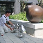 調(diào)整好父與子的親暱視角，做最後定位。