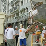 齊心協(xié)力地將藝術(shù)品，安穩(wěn)地座落在基座上。