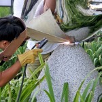 師傅小心焊接，固定在指定位置。