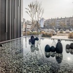 夕陽餘暉照映下，山林與雲(yún)兒與水中閑靜自適地『漂浮著』。