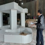 運(yùn)用保麗龍做出藝術(shù)品等比初胚模型，新業(yè)建設(shè) 簡(jiǎn)福榮 總經(jīng)理於藝術(shù)品前仔細(xì)端詳著，藝術(shù)品各個(gè)角度的不同面貌。(拍攝期間非疫情警戒時(shí)期)