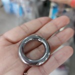 藝術(shù)家以簡(jiǎn)約的不銹鋼圈為基底，透過(guò)完美線條勾勒與立體空間交錯(cuò)，構(gòu)成壯麗的主體。