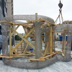 一片片固定的木板保護(hù)著藝術(shù)品，木板們一一拆除時(shí)，如同緩緩揭開(kāi)藝術(shù)品的神秘面紗。