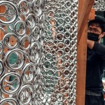 運(yùn)用簡(jiǎn)約的幾何元素勾勒出輪廓、架構(gòu)，將平凡日常的感受與體會(huì)，幻化成作品豐富的圖說(shuō)語(yǔ)彙。