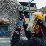 職人利用青土拋光金屬，讓光澤及線條感更加突顯，讓藝術(shù)品亮相時(shí)耀眼奪目。