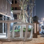 走在天幕漸暗、燈火閃爍的城市中，『灰階-方』在燈光的折射下，散發(fā)出與白天不同面的迷人樣貌。