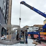 出動(dòng)大型吊車，將藝術(shù)品調(diào)整到最適合的角度、定位，準(zhǔn)備揭開(kāi)優(yōu)雅展演的序幕。