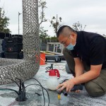 藝術(shù)家透過(guò)「洗洞」分別在地面鑿出六個(gè)洞，再運(yùn)用螺紋吊環(huán)固定，為確保藝術(shù)品安全坐落於此。
