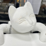 構(gòu)圖變?yōu)榱Ⅲw，透過(guò)保麗龍模型確認(rèn)肌理線條，琢磨表情細(xì)節(jié)，打造唯妙唯俏的藝術(shù)品。