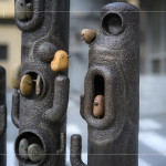 鐵雕藝術(shù)家－王忠龍化腐朽為神奇，結(jié)合舊五金與渾然天成的原石，譜下一曲「幸福樂(lè)章」。