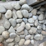 這些原石並非只是冰冷的礦石，而是帶有靈魂的存在，每一塊石頭都有它獨特的特質(zhì)，有的沉靜而深沈，有的活潑而生動。