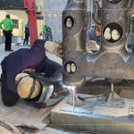 師傅燒焊鐵線進(jìn)行固定，確保藝術(shù)品安全穩(wěn)定的座落在此。