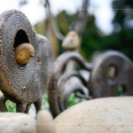 鳥(niǎo)兒穿梭在沉重的鐵件之中，呈現(xiàn)作品的趣味性與獨(dú)特性，賦予一股靈動(dòng)的生命力。