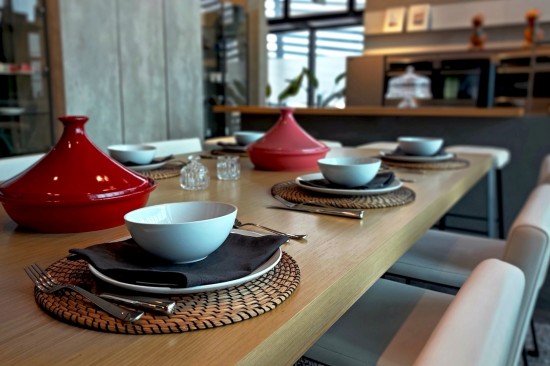 和諧是美學(xué)的必要條件，就像一道料理上菜時(shí)，人們會(huì)注意到擺盤。餐廚的空間規(guī)劃也是一樣，廚具的擺放、餐廚空間的調(diào)和，皆是美學(xué)的講究之處。