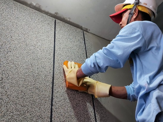 抿石子工法雖較為費(fèi)工費(fèi)時(shí)，但成果不僅增添多樣化的表情，也可防水並避免剝落。職人細(xì)膩的擦拭著，這份用心是讓泥作工程更有質(zhì)感的關(guān)鍵。