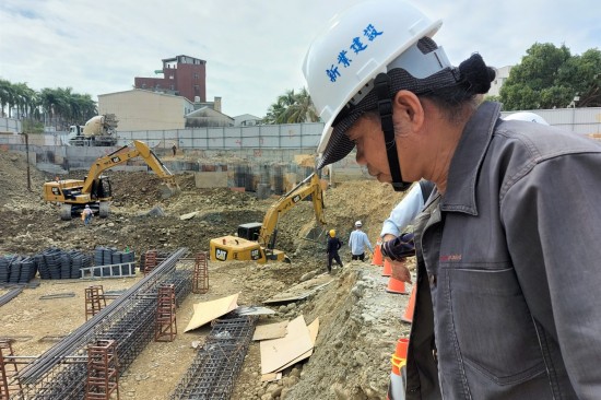 藝術(shù)家王忠龍聽著石頭們要與他說的故事，透過製作過程與他們對話，譜出每一段獨(dú)一無二的樂曲。