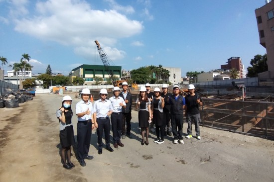 新業(yè)更璀璨的未來，會在你我並肩同行的道路上，逐步實現(xiàn)。