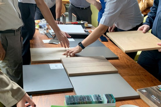 輕觸板材的材質(zhì)質(zhì)地，觀察設(shè)計(jì)調(diào)性、紋路，職人細(xì)細(xì)琢磨，以講究打造生活，成為職人選品的千種理由。