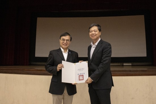 新業(yè)築願景工地能出一份心力，臺中市府也表達(dá)感恩之意，致贈感謝狀。(圖右為大砌營造簡福榮總經(jīng)理)