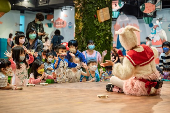 跟著音符動起來，感受旋律的擺動，2022新業(yè)童話節(jié)，開啟了一場奇妙森林裡的音樂派對。