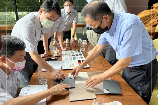 新業(yè)職人近乎苛求的眼光一一品鑑，廚具板材的各項細(xì)節(jié)，除了材質(zhì)優(yōu)劣判斷，更需要統(tǒng)整美感趨勢，平衡美觀與實用性。（圖右為卓勝隆董事長、圖左一為簡福榮總經(jīng)理、圖左二為邱正光副總經(jīng)理）