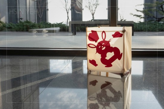 以剪紙裝飾燈籠，是古人對照明的創(chuàng)意，在白日陽光穿透鏤空處，與光影共舞，也
別有一番風(fēng)味。