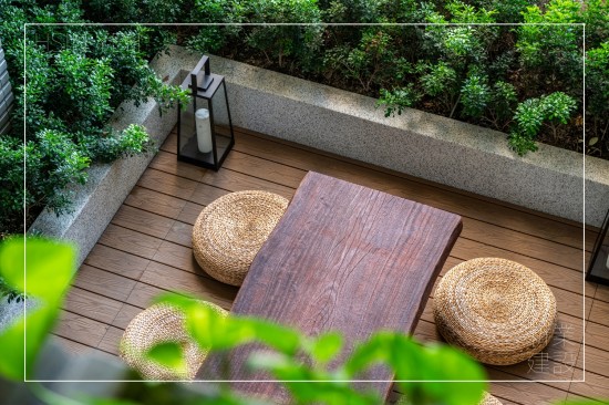 新業(yè)為城市築起一座森鄰，四季合院以四季為設(shè)計主題的露臺，不同的主題造景與高度視野，創(chuàng)造各具特色的空間感受，歡迎住戶走出家門，與鄰里在此一同小歇談心，就像是過去三合院前的「埕」，總是滿載著人們的笑語，和溫暖人情。