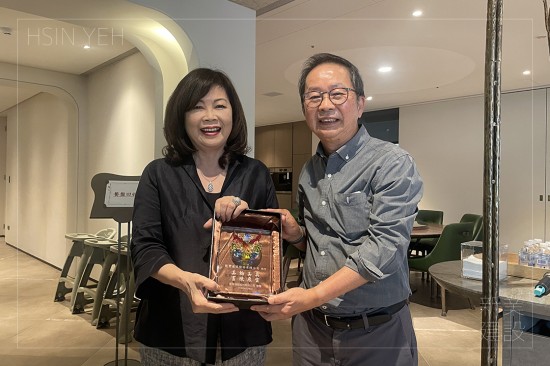 設(shè)計(jì)觀摩日，感謝同業(yè)的交流與分享，每場(chǎng)參訪尾聲，致上滿滿感謝並贈(zèng)予紀(jì)念獎(jiǎng)盃。
新業(yè)建設(shè)董事長卓勝隆(右一)與龍寶建設(shè)董座張麗莉(左一)

