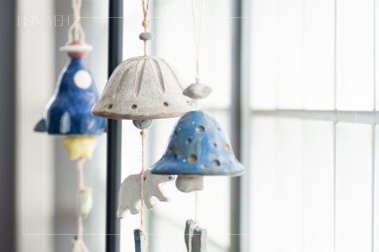 夏日屋簷下懸掛一只陶風(fēng)鈴，隨風(fēng)吹拂，清脆聲響，乘載祝福，將這只溫潤(rùn)陶藝，化為日常裡一抹愜意風(fēng)景，細(xì)數(shù)夏日慢時(shí)光。