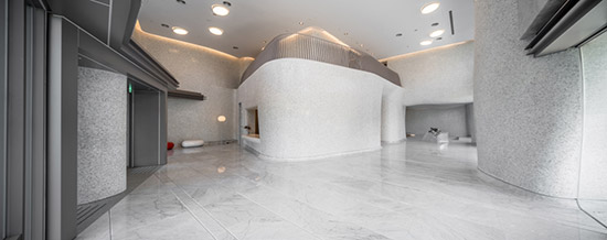 新業(yè)觀峰大廳，將曲牆、曲柱的元素揉入結(jié)構(gòu)體