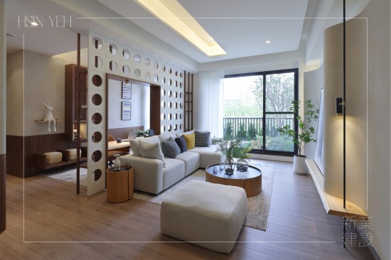 客廳與輕質(zhì)書房的規(guī)畫，以開放式的格局動(dòng)線銜接，讓原本的客廳變得寬敞明亮，也不失小書房該有的功能屬性。