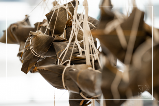 五月五，過(guò)端午，一串串的粽子，來(lái)自新業(yè)各部門(mén)同仁的雙手，上百顆的暖暖心意，全數(shù)捐給 ＃甘霖基金會(huì) 。