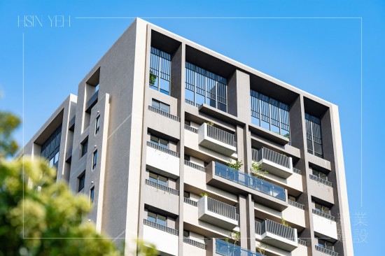 抬頭仰望，整齊劃一的磚瓦線條，工藝美學(xué)，展露的藍(lán)天，形成一幅壯觀的綺麗畫面。(圖為 新業(yè)–築願景 實(shí)景圖)