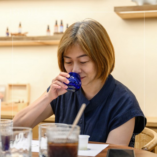 藉由手的溫度溫杯並輕輕搖晃，細(xì)聞橄欖油的果香味，含一口在口中，細(xì)品天然橄欖油所具備的果香味、苦味以及辣味。