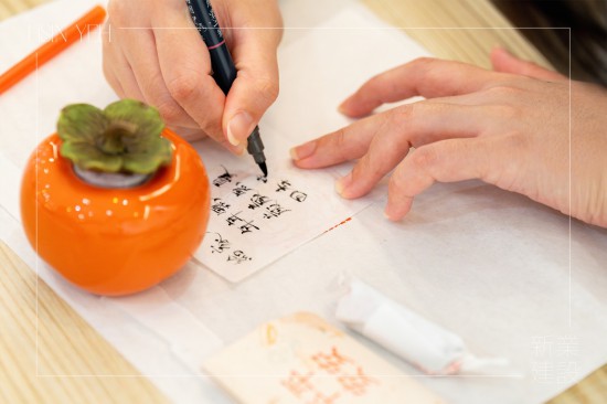 字字句句寫下對家人、好友，或是自己的祝福，將所有的美好封存在此刻，為生活留下印記，增添另一份溫度的回憶。