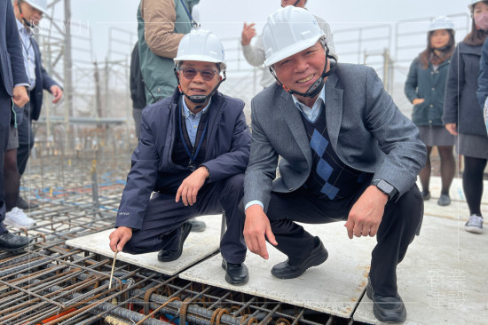 新業(yè)建設(shè)創(chuàng)辦人穆椿松先生(圖右)與卓勝隆董事長(zhǎng)(圖左)共同扎緊「噴金漆鋼筋」，為上樑儀式注入最深切的期盼。