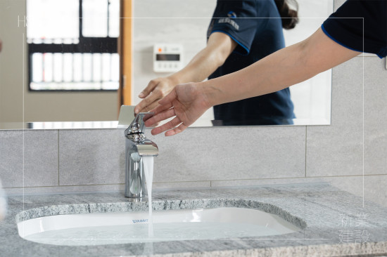驗(yàn)屋環(huán)節(jié)DNA-將水裝滿下嵌式面盆，測試面盆周邊接縫處及下方排水管路，是否有滲漏的現(xiàn)象發(fā)生。