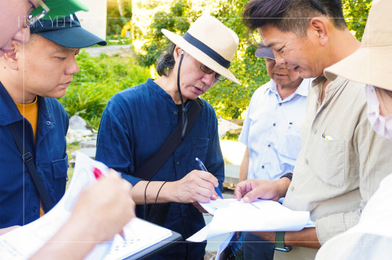 楊家凱建築師(圖中)與新業(yè)建築團(tuán)隊(duì)、景觀(guān)設(shè)計(jì)團(tuán)隊(duì)，親自到南投、彰化挑選適合的景石與樹(shù)種。