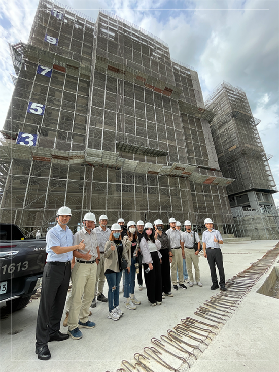 盛夏七月實(shí)際到工地場(chǎng)勘，了解新業(yè)秉持安全、品質(zhì)第一，紮穩(wěn)每個(gè)馬步，感恩住戶將〝家〞託付給新業(yè)。(圖為 臺(tái)中十四期-大塊森濤工地)