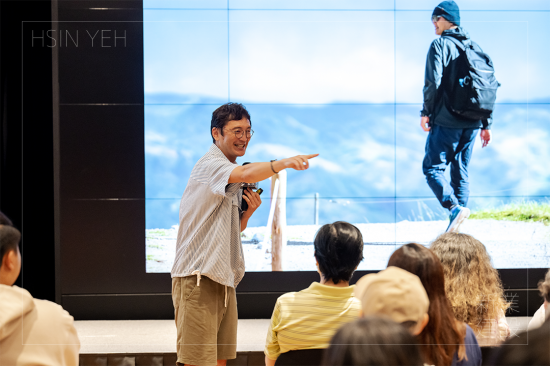 誤打誤撞，踏上郵務(wù)人生的差差，八年前無(wú)心插柳的照片卻意外在網(wǎng)上爆紅，超過(guò)萬(wàn)人透過(guò)他的鏡頭，追蹤著他所看見(jiàn)的臺(tái)南。