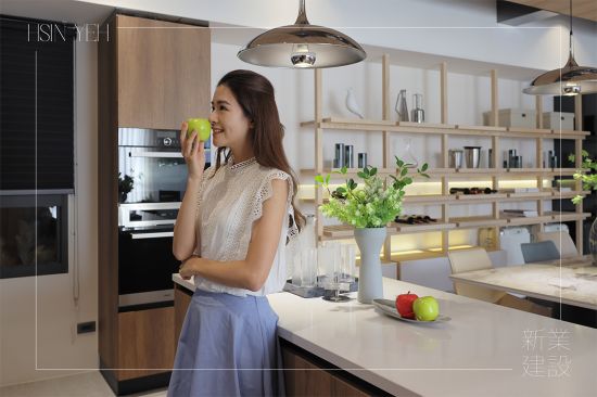 開放式中島（kitchen island）設(shè)計(jì)，善用廚房空間，高度、檯面及插孔的客製化選擇，讓廚房操作起來更加便利時(shí)尚。