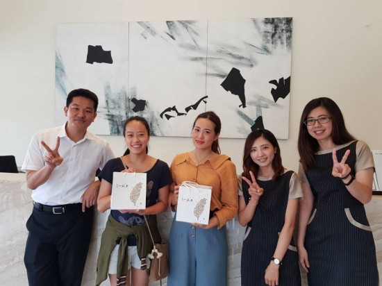 插畫家 邱馨怡 Cinyee Chiu (左二)與妹妹(左三)前來分享『新業(yè)， 一畝田』之喜悅。