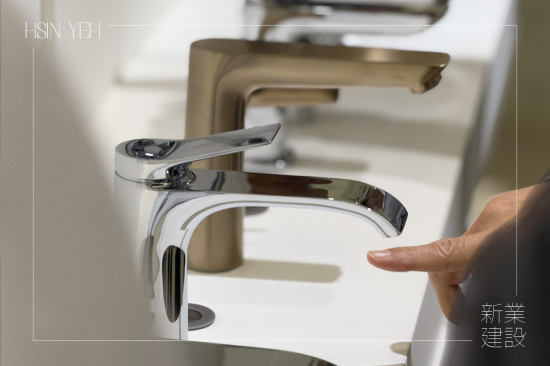 新業(yè)建設(shè)職人團(tuán)隊親臨『麗舍衛(wèi)浴』實地選材，除了強調(diào)整體視覺也注重使用者最真實的感受與體驗。 