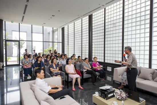 透著整面落地窗灑落的午後煦陽，調(diào)和出明亮舒適的採光，一覽無遺的景致讓人感到身心靈的放鬆