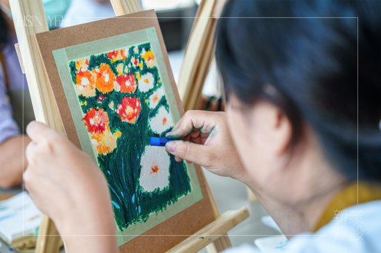 搭配不同顏色和軟硬度的油畫棒，可以創(chuàng)造出立體感和紋理肌理感，看似油畫的厚塗立體，描繪著花草的一動(dòng)一靜，彷彿頃刻間漫步在花草叢中。