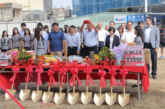 新業(yè)大家長(zhǎng) 穆椿松榮譽(yù)董事長(zhǎng)(左一)為首，新業(yè)【築之細(xì)道】同仁誠(chéng)心祈請(qǐng)土地神，保佑施工過(guò)程的順?biāo)欤旎樌蠹?>
										<div   id=